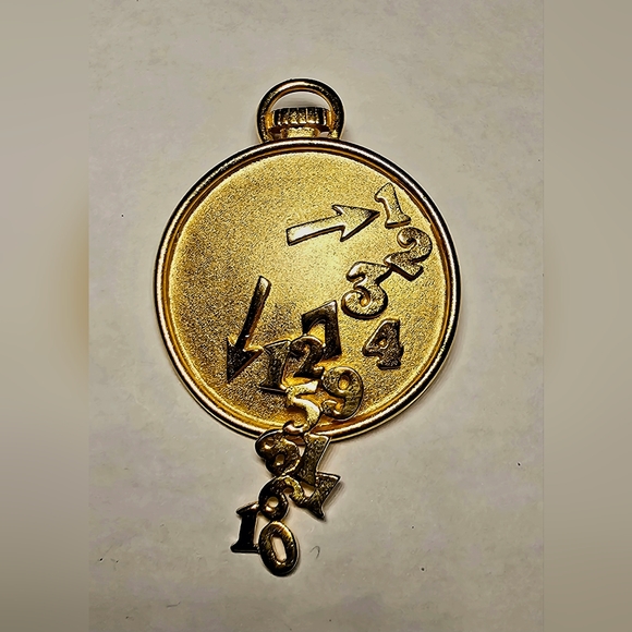 Casual Corner 1990s gold clock is running out time is fleeting waits for no man - Picture 7 of 7